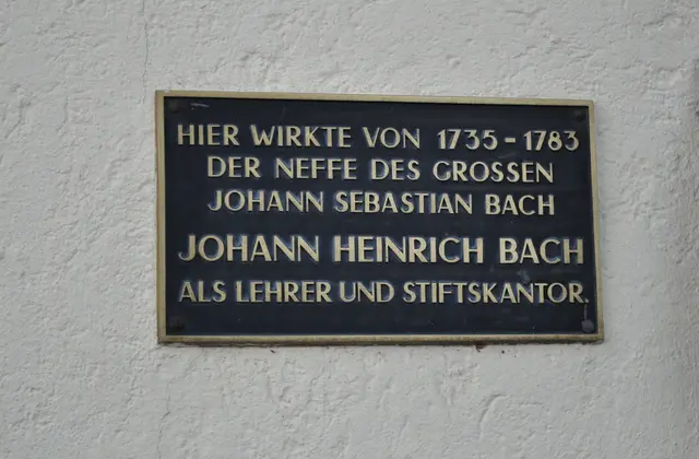 Dieses Schild war an einem ganz unscheinbaren Haus. Da sieht man mal wieder: Die Welt ist klein. Und in Öhringen gingen auch berühmte Leute ein und aus. | Foto: Daniela Somers