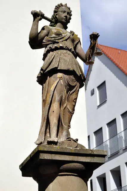Die Brunnenfigur der Gerechtigkeit (Justitia) steht beim alten Rathaus. | Foto: Daniela Somers