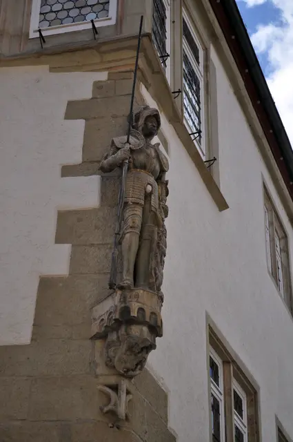 Graf Kraft VI. von Hohenlohe bewacht das Gebäude. | Foto: Daniela Somers