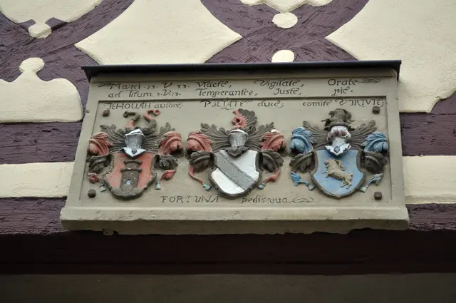 Wappenstein am Eingang. | Foto: Daniela Somers