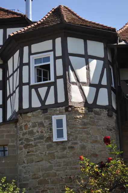 Läuft man an der alten Stadtmauer vorbei, sieht man einige Türmchen. Dieser hier heißt Gänsturm. Er stammt mindestens aus dem 14. Jh. und war Teil der Befestigungsanlage. | Foto: Daniela Somers