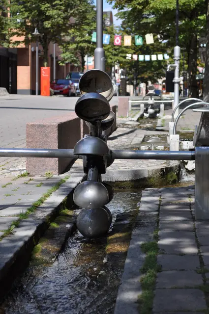 Der Ströllerbach entspringt östlich von Öhringen und darf heutzutage wieder als kleiner Wasserlauf in der Bahnhofstrasse fließen. Aber auch öffentliche Brunnen werden von ihm gespeist. | Foto: Daniela Somers