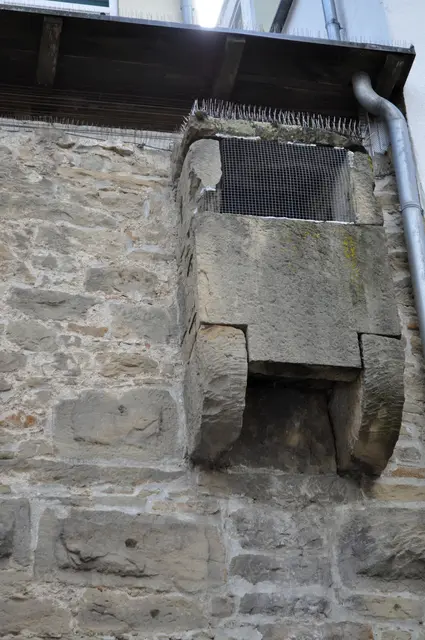 Die alte Stadtmauer mit Wehrgang und Pechnasenerker (Wehrerker). Er diente wohl als Verteidigung. Von hier aus konnte man geschützt entweder fragen wer Einlass begehrt, oder aber auch heißes Wasser oder Öl hinabgießen für die Verteidigung. | Foto: Daniela Somers