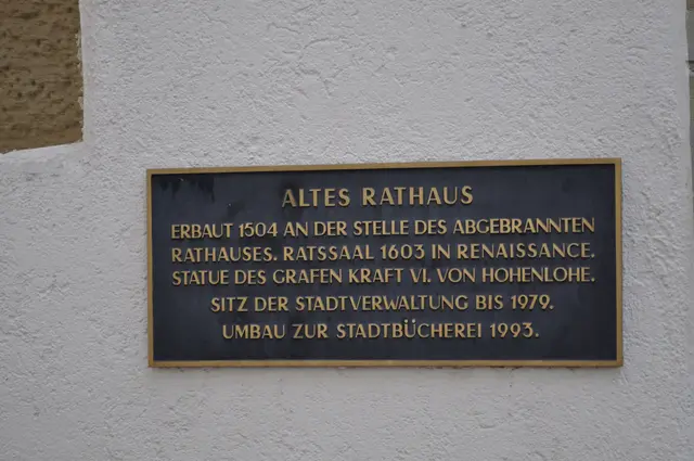 Schön auch, dass man an vielen Gebäuden auch ohne Stadtführung einige Infos nachlesen kann. | Foto: Daniela Somers