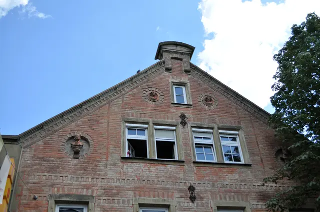 Auch ein ungewöhnlicher Anblick. Dieses Haus in der Bahnhofstrasse war ehemals eine Gastwirtschaft. Erbaut wurde es 1875/1880. U. A. sieht man hier auch Büsten von Kaiser Wilhelm I. und seinem Sohn Friedrich. | Foto: Daniela Somers