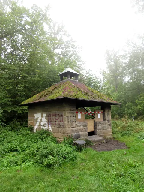 Wo man mit dem Auto hin kommt trifft man auf die dümmsten Mitbürger, hier wurden die oberen Balken verbrannt | Foto: Wandern Gaby Erich