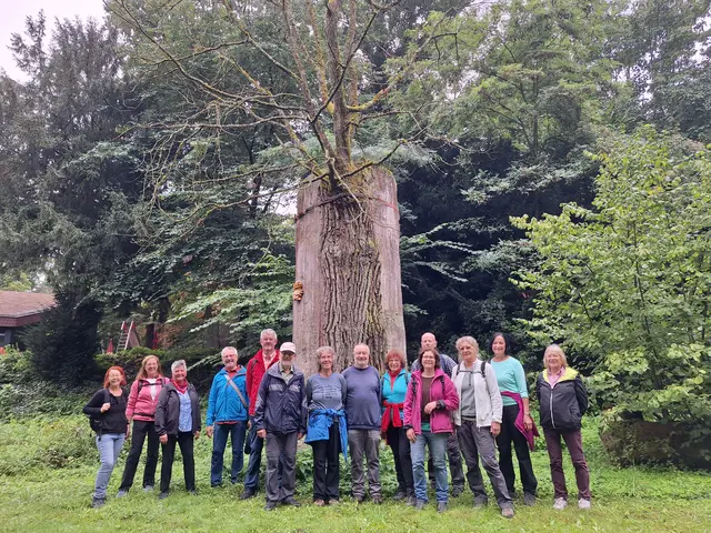Jung und frisch, die Wanderer vor der uralten Jägerhauseiche | Foto: Monika Breusch