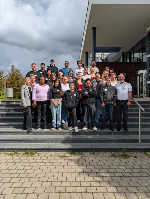 37 Fachkräfte beginnen ihre Ausbildung in der Pflege beim ASB Region Heilbronn-Franken. Kürzlich wurden sie feierlich begrüßt. Rechts im Bild: Ausbildungskoordinator Jochen Hampel. | Foto: ASB Region Heilbronn-Franken