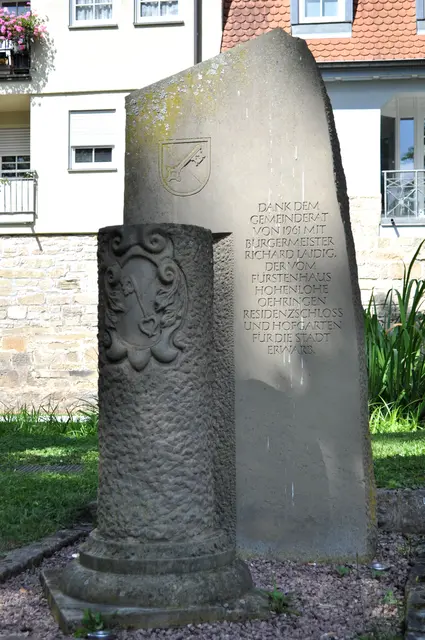 Ein Gedenkstein mit dem Dank an den Gemeinderat für den Kauf des Schlosses und des Hofgartens. Sowas sieht man auch nicht oft. | Foto: Daniela Somers