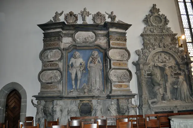 Im Chorraum gibt es viele Grabmäler zu sehen. Links sieht man das Grabmal Philipp v. Hohenlohe und Maria v. Oranien. Er hatte großen Anteil an der Befreiung der Niederlande von Spanien. | Foto: Daniela Somers