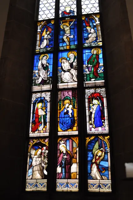 Eines der schönen Kirchenfenster. Wer sie in der Kirche sieht, kann auch daneben gleich die Erklärung dazu lesen. | Foto: Daniela Somers