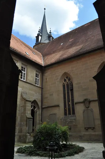 Blick in den Innenhof. Dahinter sieht man den Läutturm. | Foto: Daniela Somers