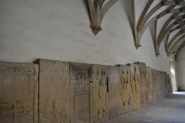 Einige der vielen Grabplatten. | Foto: Daniela Somers