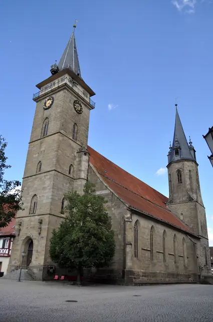 Die spätgotische Stiftskirche Öhringen. Im vorderen Turm, dem Blasturm gab es auch eine Türmerwohnung. Die erste Erwähnung eines Türmers war 1521. Bis zum Tod des letzten Türmers 1902 war die Stelle besetzt. Der Türmer bewachte die Stadt und schützte sie vor Feuer und Angriffen durch die rechtzeitige Warnung. Vom Turm aus sah man alle Türme der Stadtmauer. | Foto: Daniela Somers