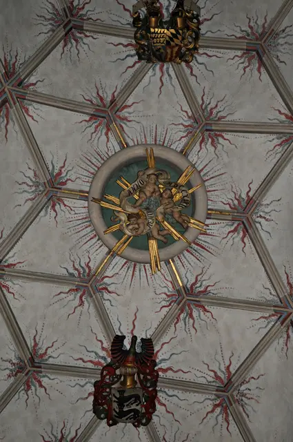 Heiliggeistloch im Kreuzgewölbe. Dahinter das Wappen des Hauses Hohenlohe. | Foto: Daniela Somers