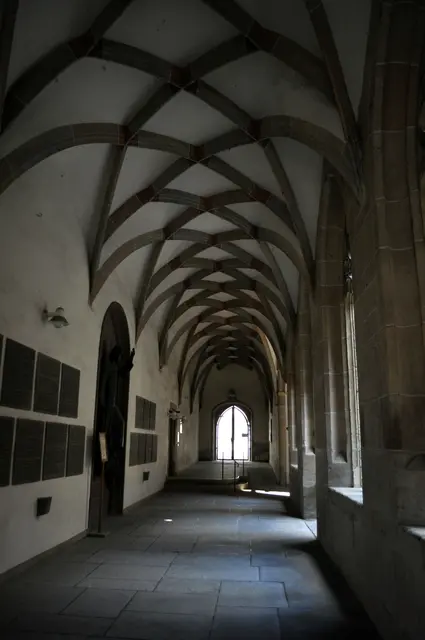 Kreuzgänge haben für mich eine einzigartige Stimmung. Links würde es zum Stiftsgebäude gehen. | Foto: Daniela Somers