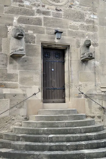 Dieser Eingang heißt Löwentörle. Die original Löwen aus dem Jahr 1050 sind heute in der Krypta zu sehen. | Foto: Daniela Somers