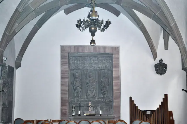 Blick in die Seitenkapelle durch eine Glasscheibe. Die Tür war leider geschlossen. | Foto: Daniela Somers