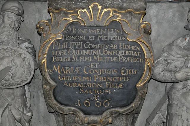 Detailansicht. Inschrift am Grabmal. | Foto: Daniela Somers