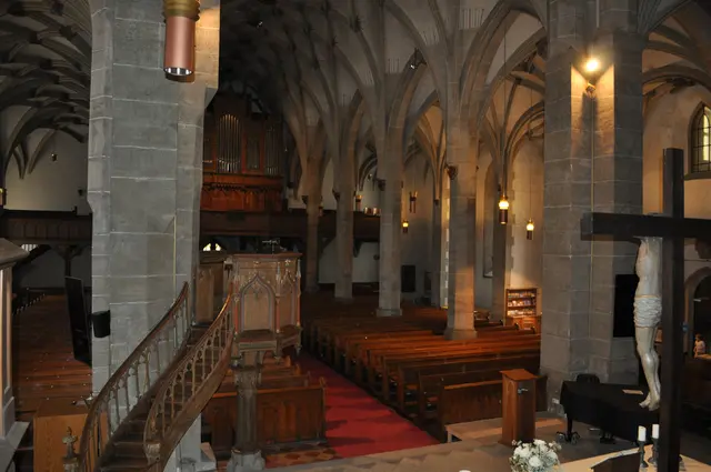 Blick vom Chor ins Langhaus und zur Orgel | Foto: Daniela Somers