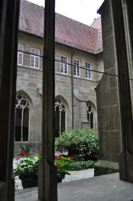 Blick auf den Innenhof zu den schönen Maßwerkfenstern. | Foto: Daniela Somers