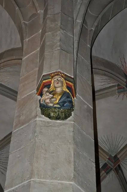 Die Pfeiler tragen auch überall Figuren. Hier ist die Pfeilerfigur: Maria mit Kind. | Foto: Daniela Somers