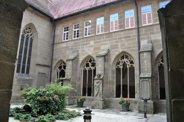 Im Innenhof sind außer Grabplatten auch ein Kriegerdenkmal zu sehen. | Foto: Daniela Somers