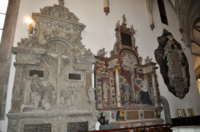 Überall im Chor sieht man diese aufwendig gestalteten Grabmäler. | Foto: Daniela Somers