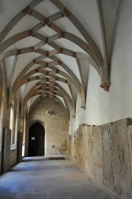 Kreuzgang. Seitlich sind Grabsteine und Epithape aufgereiht. | Foto: Daniela Somers