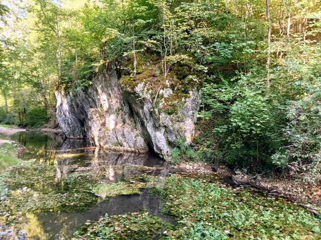 Weiter geht's durch's idyllische Glastal.  Der kleine Fluss begleitet unseren Weg und Felsen grüßen immer wieder vom Wegesrand.   | Foto: sigischlottke