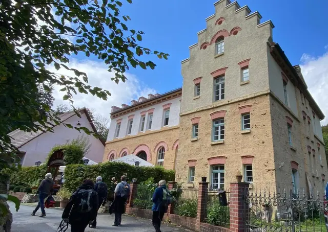 Und dann kommen wir nach ca. 9 km zur Laufenmühle,  ein Gasthaus mit Biergarten.   | Foto: Beate Bonte 