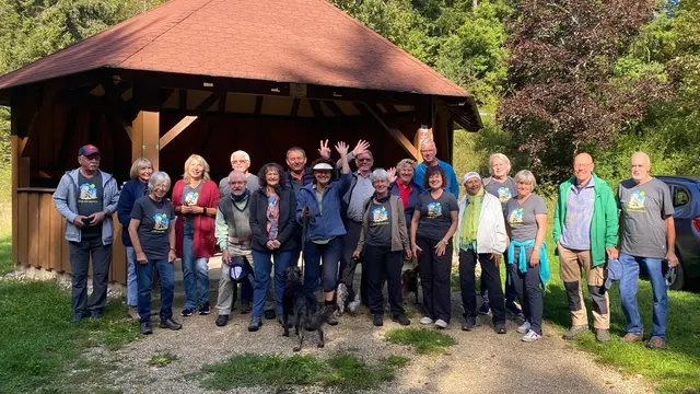 Eine tolle Hütte für unser traditionelles Picknick.  Und ein schöner Platz für unser erstes Gruppenbild. | Foto: Beate Bonte 