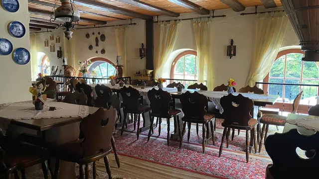 Diese Räume werden wohl auch für Festlichkeiten genutzt und sind eingerichtet wie zu Oma's Zeiten.   | Foto: Beate Bonte 