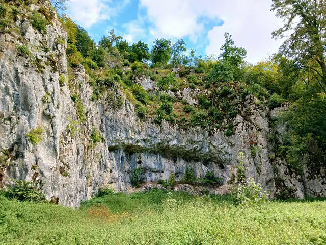 Immer wieder tauchen auch Felsen am Weg auf, hier ist es sogar eine große Felswand.  | Foto: sigischlottke 