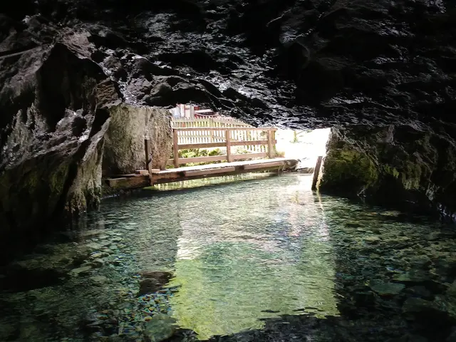 Nach wenigen,  aber sehr spannenden Minuten bringt uns die Fährfrau wieder zum Höhleneingang zurück.   | Foto: sigischlottke