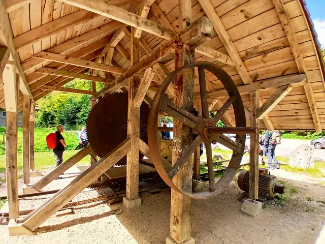 Die Steinsäge wurde im Stil eines Freilichtmuseums aufgebaut und von uns interessiert inspiziert.   | Foto: sigischlottke 