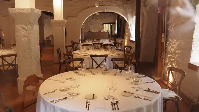 In einem sehr schönen Innenraum sind schon Tische  - vermutlich für eine Hochzeit  - eingedeckt.   | Foto: Rainer Göser 