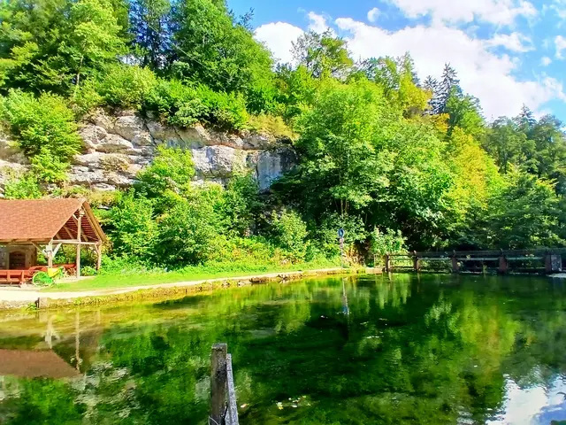 Wieder am Tageslicht. Das Gasthaus und der Bereich der Wimsener Höhle ist von viel Wasser umgeben.   | Foto: sigischlottke