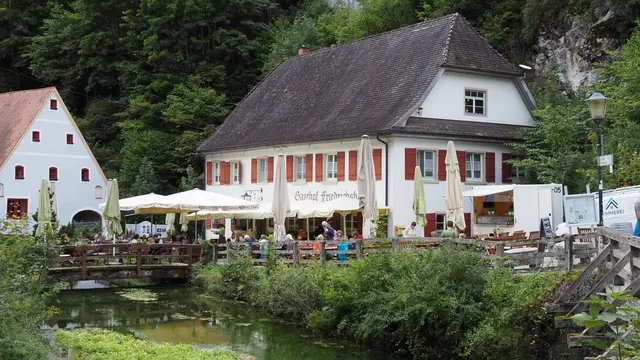 Gasthaus und Biergarten bei der Wimsener Höhle.  Wir freuen uns schon auf ein kühles Getränk.   | Foto: Rainer Göser 