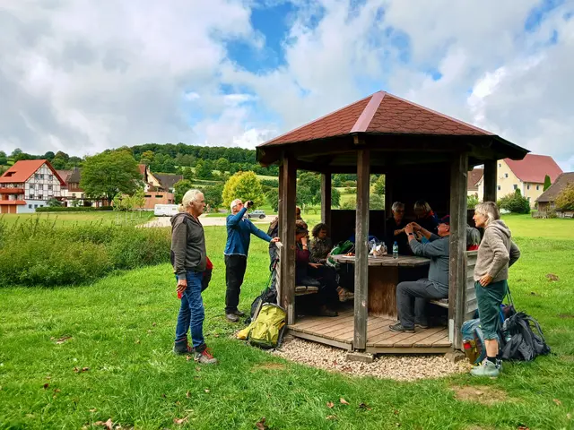 Ah, endlich wieder Vesperpause - sonst würden wir bestimmt verhungern 😂.
Wir haben so viele Köstlichkeiten von unserem gestrigen Picknick übrig,  da wird jeder gut satt 👍. | Foto: sigischlottke 