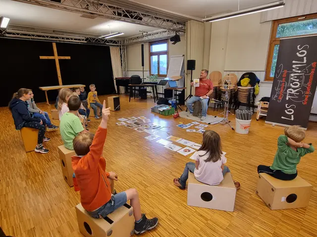 Viel zu entdecken gab es für die Kinder im Workshop „Cajon-Trommeln“, einem Höhepunkt des Brackenheimer Ferienprogramms der Apis mit Musiklehrer Ulli Baral von LOS TROMMLOS. | Foto: Jochen Baral