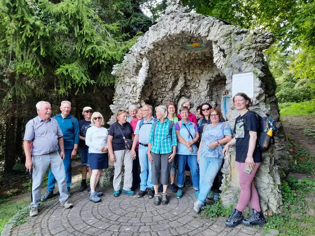 Die Wandergruppe vor der Lourdes Grotte. | Foto: Günther Braun
