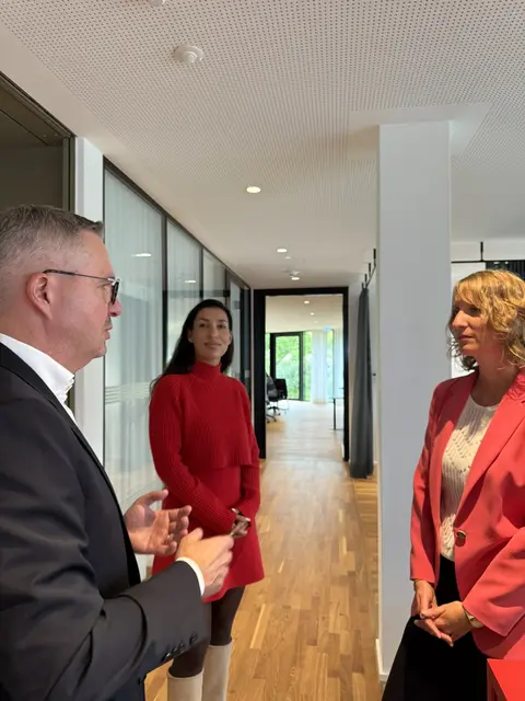 v.l.n.r. Hans Tscherwitschke von der Xeptum Consulting AG, Tijen Onaran, Isabell Huber MdL beim Rundgang durch das Firmengebäude vor der Veranstaltung | Foto: Isabell Huber MdL