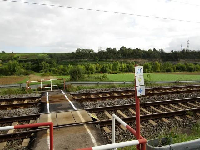 Nun kreuzt der Landgraben Wanderweg die Bahnlinie und kommt direkt an den Fluss | Foto: WandernGabyErich