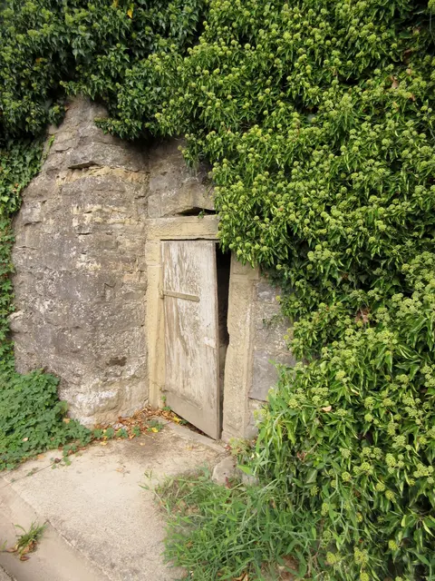 Immer wieder Unterstände in der Mauer, einer der wenigen, wo die Türe noch erhalten ist. | Foto: WandernGabyErich