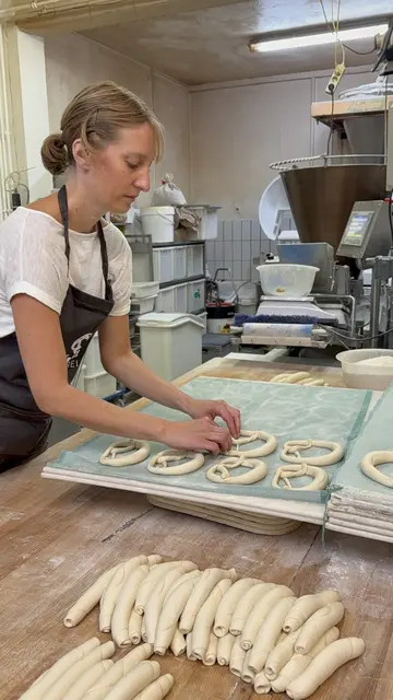 Isabell Huber MdL beim Brezeln formen | Foto: Isabell Huber MdL