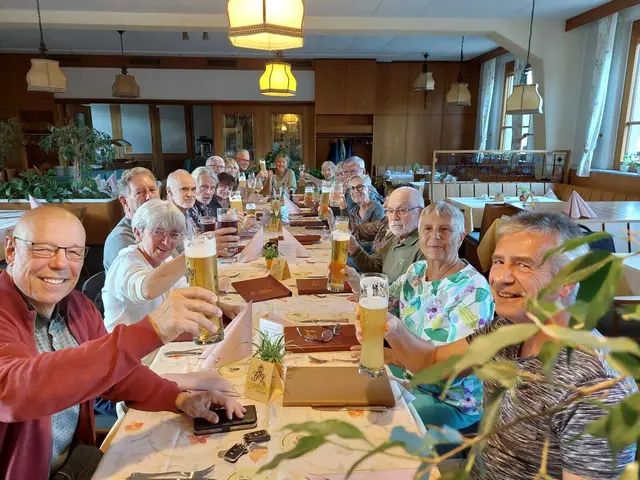 Und am Abend genießen wir das Zusammensein bei lecker Essen und Trinken 😋. | Foto: Ute Schmalz 