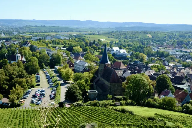Der Parkplatz und die Kirche | Foto: ED