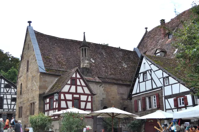 Das Wagnerhaus (rechts) ist heute ein Gasthaus. Links ist das Frühmesserhaus von der Rückseite. Man sieht gut den schönen Kamin. | Foto: Daniela Somers