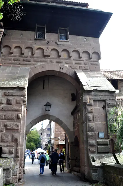 Der spätgotische Torturm. Heute überquert man den Klostergraben über eine Steinbrücke. Früher war es eine hölzerne Zugbrücke. | Foto: Daniela Somers